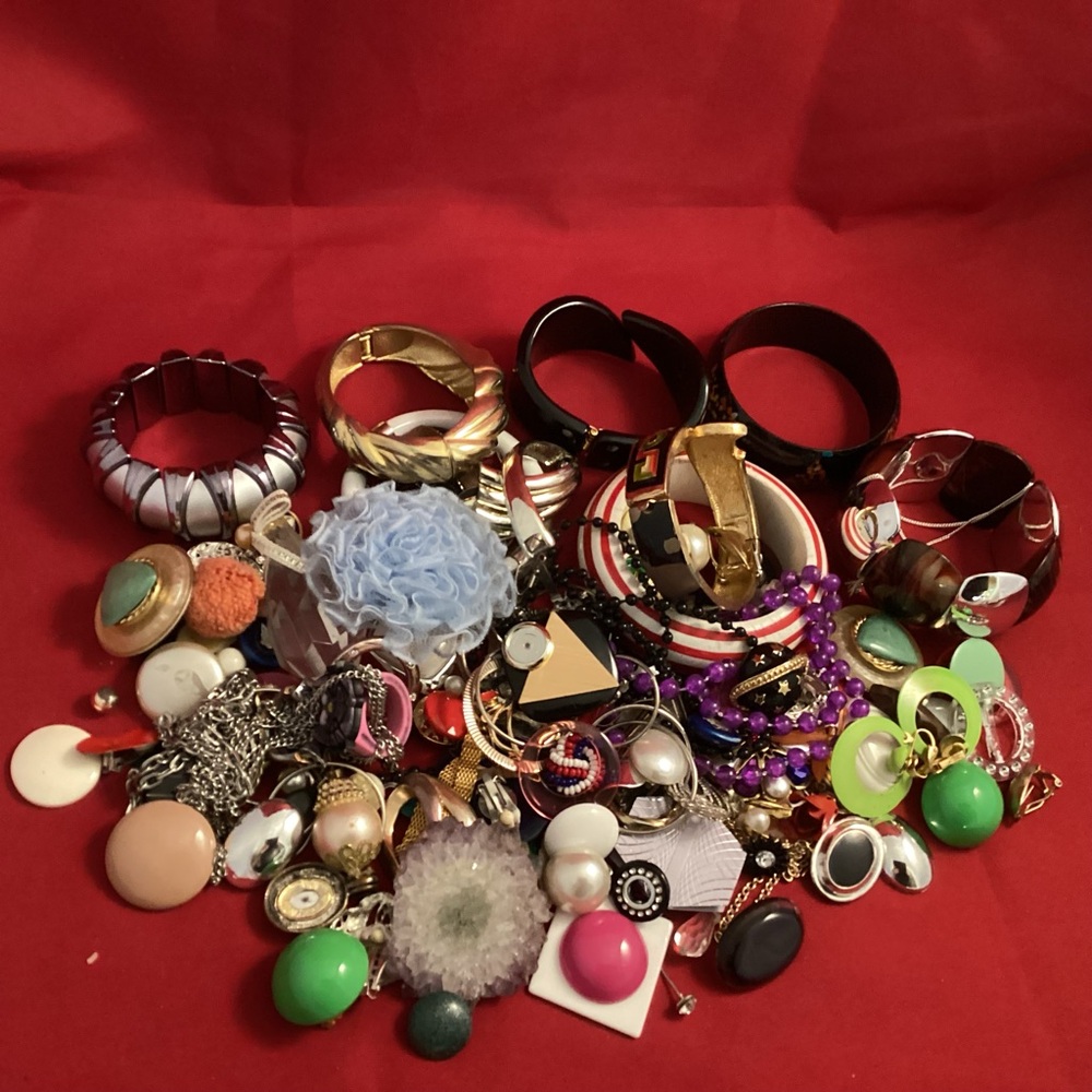 942 grams of broken costume jewelry for craft repair or harvest